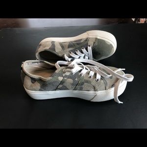 Steve Madden - Steve Madden, Platform Camo, Unisex Sneakers. Size 6.5 Medium